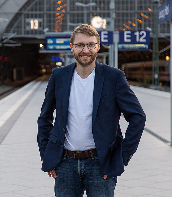 Dr. Björn Höhlig Dr. Björn Höhlig steht am Gleis des Leipziger Hauptbahnhofs