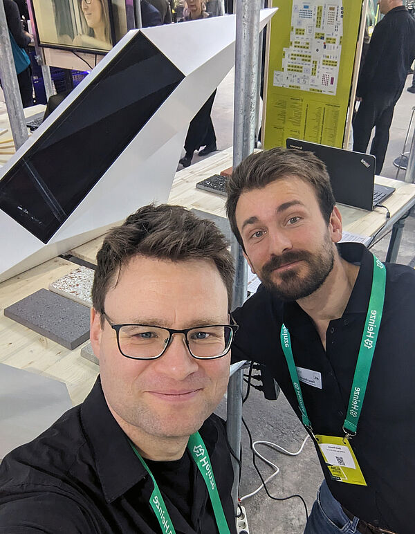 Stefan Huth und David Simonis beim Klimafestival in Berlin vor einem Solar.Shell-Modul 