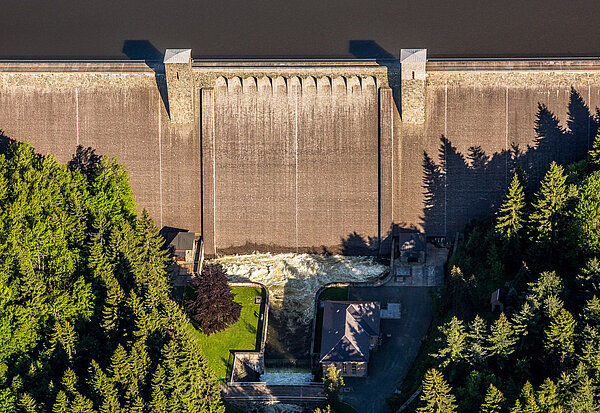 Talsperre Lehnmühle (Foto: Peter Schubert/Landestalsperrenverwaltung Sachsen) Zu sehen ist die Staumauer und die Hochwasserentlastunganlage der Talsperre Lehnmühle im sächsischen Erzgebirge beim Hochwasser 2013 aus einer Vogelperspektive.