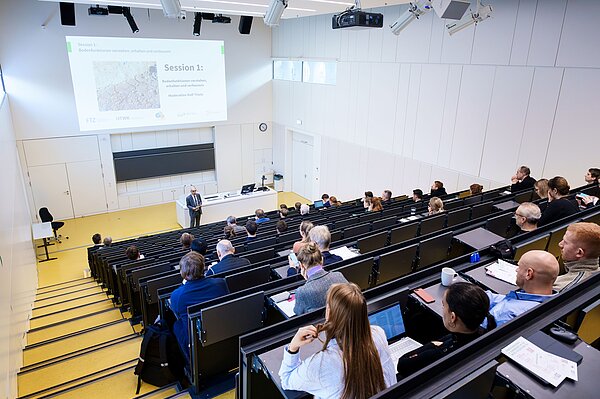 1. LeiGS Menschen bei einer Tagung im Hörsaal