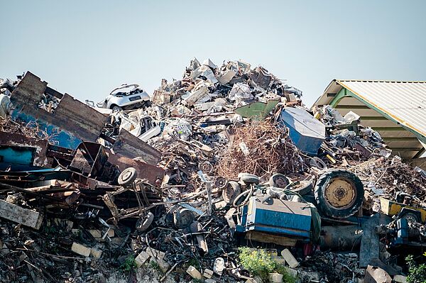 Das Bild zeigt einen Müllberg