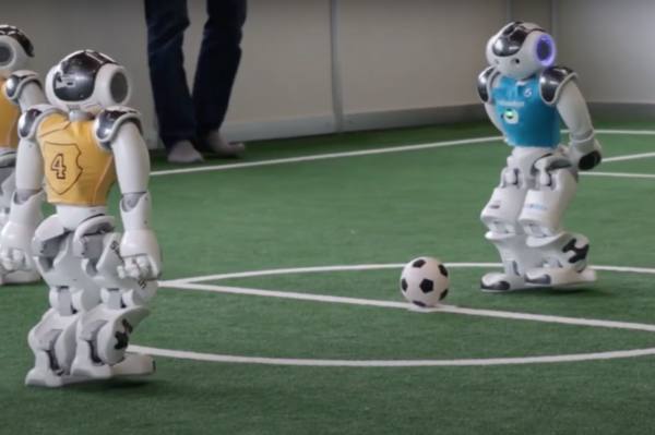 Nao-Roboter im Spiel. (Foto: HTWK Robots) humanoide Roboter beim Fußballspielen