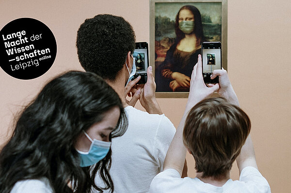 Zweite Ausgabe des MuseumsImpuls zur Rolle von Sozialen Medien in Museen Drei Jugendliche stehen vor dem Bild der Mona Lisa und machen ein Foto mit ihrem Smartphone