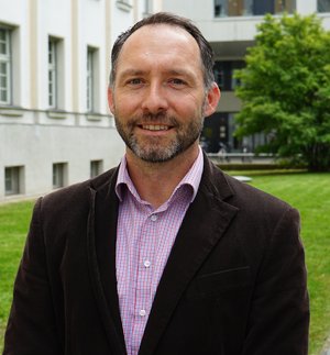 Prof. Guido Reuther. (Foto: HTWK Leipzig) Porträt: Mann vor Wiese