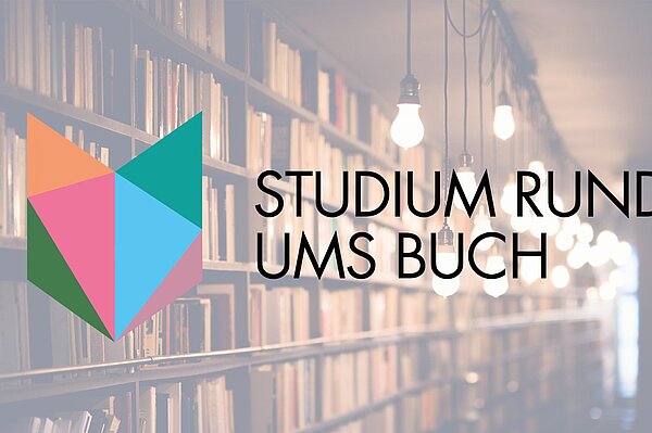 Mit "Studium rund ums Buch" über den Studiengang "Buch-und Medienwirtschaft" informieren schwach beleuchtetes Bücherregal, stimmungsvolle Lampen, davor der Schriftzug "Studium rund ums Buch"