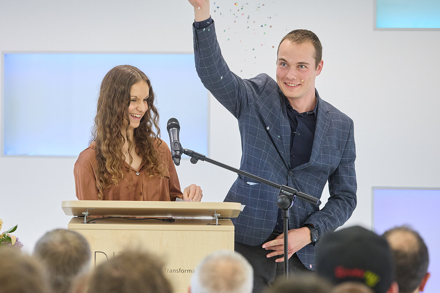 Nina Aumüller und Hagen Milatz Nina Aumüller und Hagen Milatz sprechen Dankesworte am Rednerpult