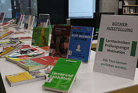 In der Bibliothek ausgestellte Bücher zu den Themen Prüfungsvorbereitung, Lernen und Motivation.