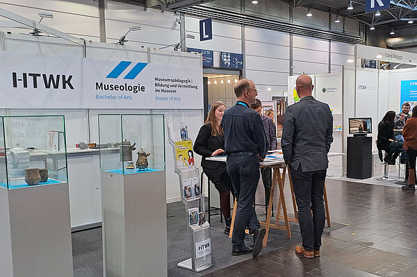 Messestand mit Menschen im Gespräch