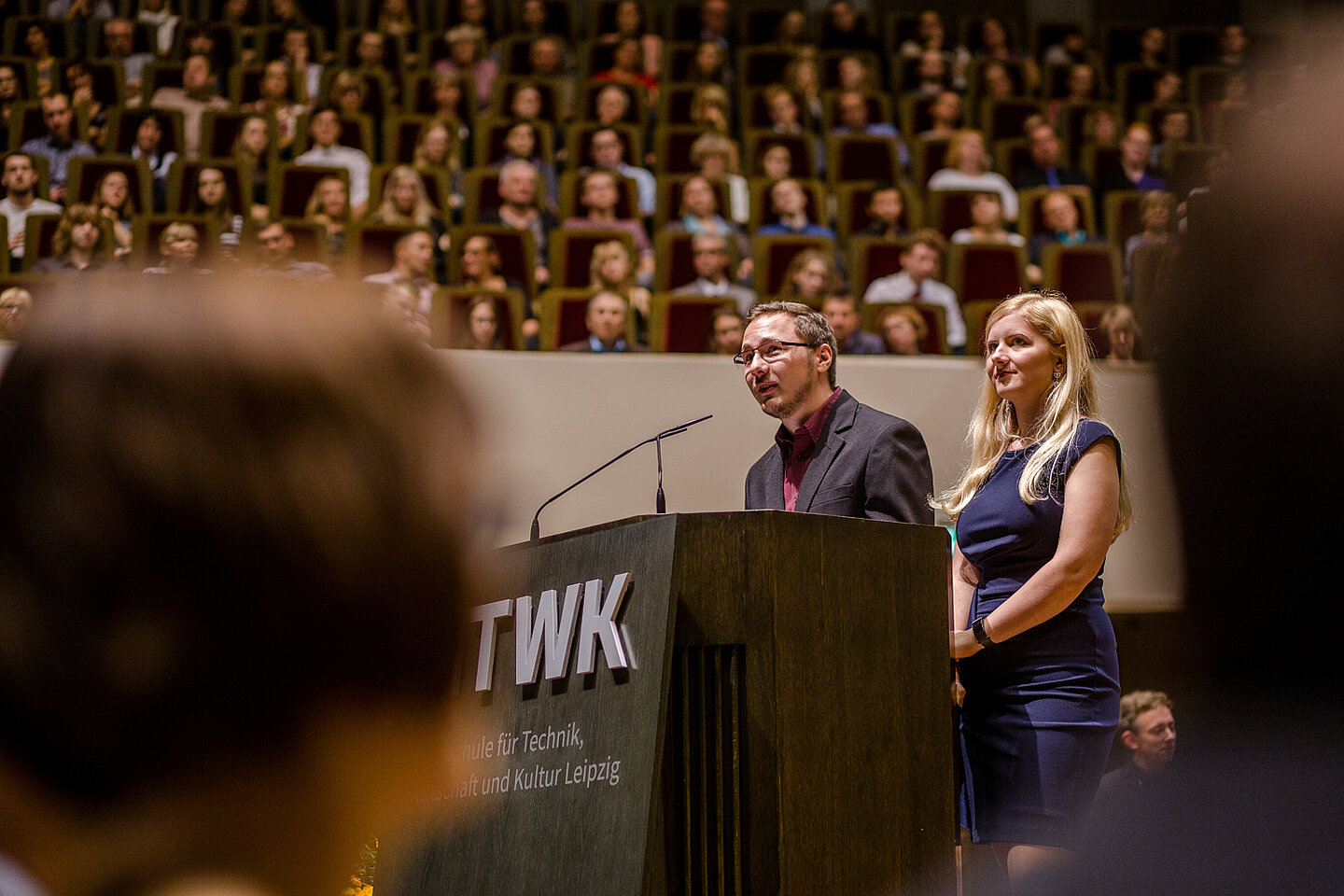 Sabine Giese und Toni Nabrotzky begrüßen die Erstsemester. (Foto: Robert Weinhold / HTWK Leipzig) Sabine Giese und Toni Nabrotzky begrüßen die Erstsemester im Gewandhaus Leipzig.