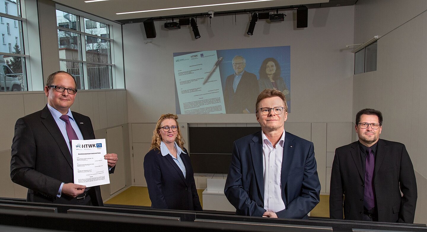 HTWK-Rektor Prof. Mark Mietzner, HTWK-Kanzlerin Prof. Swantje Rother, Wissenschaftlicher FTZ-Direktor Prof. Tilo Heimbold und Geschäftsführender FTZ-Direktor Dirk Lippik (v.l.n.r.) mit dem neuen Kooperationsvertrag zwischen HTWK Leipzig, FTZ und UFZ. Im Hintergrund: Wissenschaftlicher UFZ-Geschäftsführer Prof. Georg Teutsch und Administrative UFZ-Geschäftsführerin Dr. Sabine König (Foto: Maximilian Johnson/HTWK Leipzig)