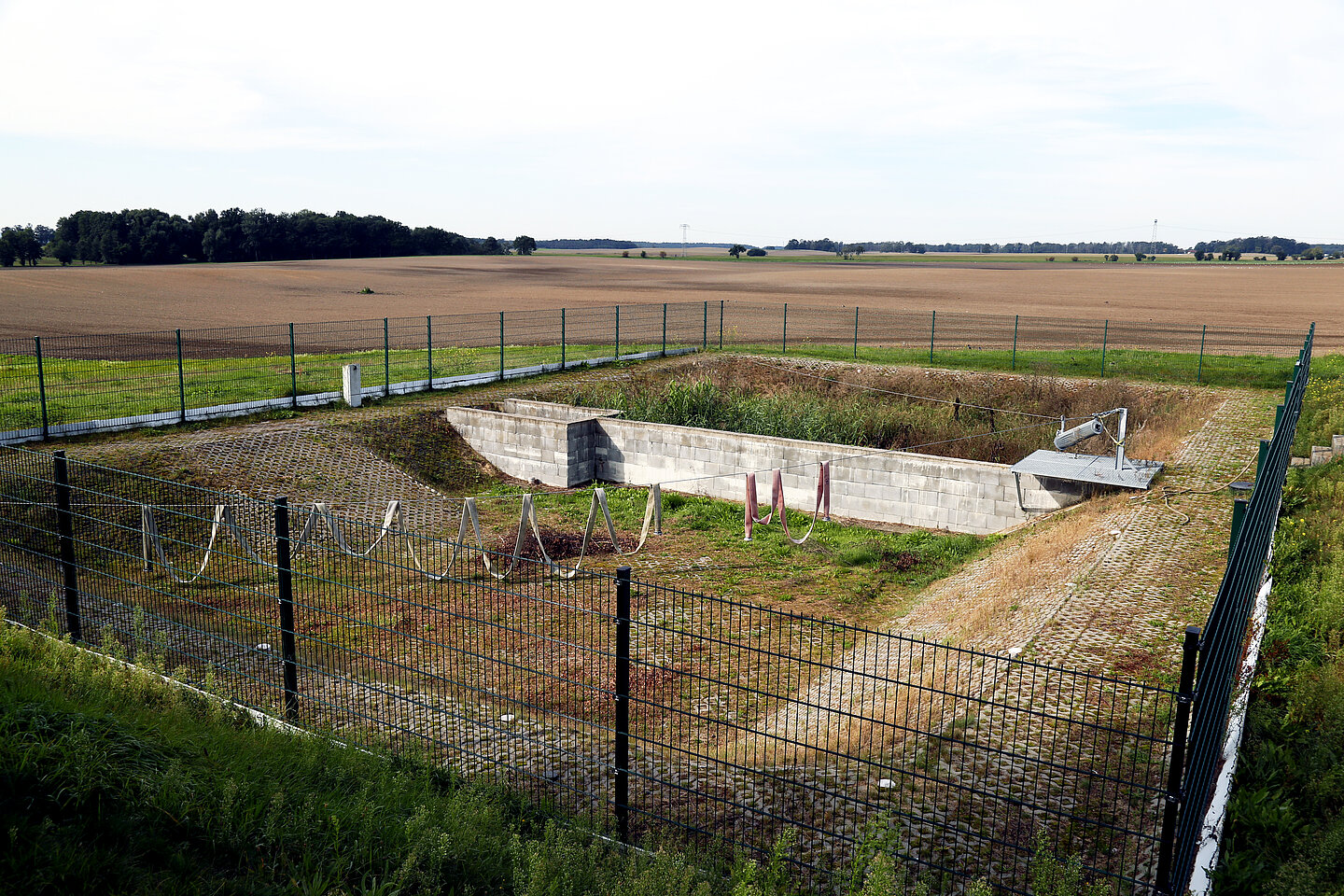 Vererdungsanlage in Treptitz An einem Feldrand in Treptitz befindet sich die eingezäunte Vererdungsanlage.